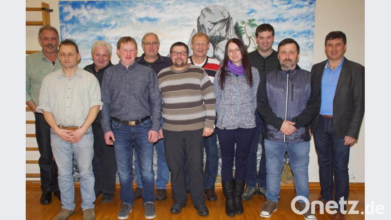 Die neue Vorstandschaft der Jagdgenossenschaft mit Vorsitzenden Hans Wild (Vierter von links) und seinem Stellvertreter Hans Paa (Zweiter von links). Bürgermeister Gerald Reiter (rechts) dankte den Mitglieder der Führungsriege für die Übernahme von Verantwortung. Mit im Bild die biserhigen Vorstandsmitglieder Georg Rötzer (Fünfter von links) und Georg Merdan (Fünfter von rechts). Bild: mmj