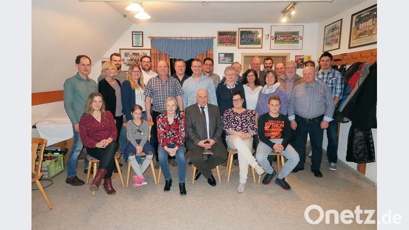 Gesundheit und ein langes Leben wünschten Familie, Freunde und Vereine Manfred Wiese (vorne, Dritter von rechts) zu seinem 70. Geburtstag. Neben Ehefrau Anita (vorne, Dritte von links) und den Töchtern Doris (vorne links) und Carmen (vorne, Zweite von rechts) mit ihren Familien überbrachte auch Bürgermeister Gottfried Härtl (stehend, Achter von rechts) zusammen mit den Gemeinderäten Glückwünsche. Bild: bsc