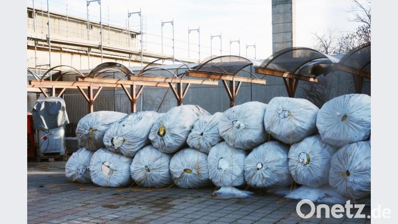 Eingetütet:Ausgebautes Isoliermaterial lagert in großen Säcken. Bild: Gabi Schönberger