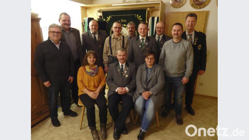 Zweiter Bürgermeister Michael Schedl und Gauschützenmeister Manfred Zölch gratulieren zur Wiederwahl. Stehend von links Anton Franz, Zweiter Bürgermeister Michael Schedl, Helmut Gleißner, Alois Seitz, Christian Friedl, Rainer Schmidkonz, Alfons Weiß, Jürgen Fischer und Gauschützenmeister Manfred Zölch; sitzend von links Sabine Friedl, Schützenmeister Josef Schedl und Beate Daubitzer. Bild: exb