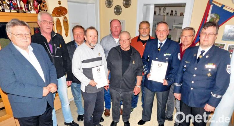 Vorsitzender Marcus Köppel (rechts) und Bürgermeister Manfred Porsch (links) zeichnen Josef Kaufmann, Thomas Semba, Helmut Veigl, Klaus Stief, Stefan Koch, Markus Geier, Franz Zetlmeisl und Hubert Brendel (von rechts) für langjährige Mitgliedschaft und ihr ehrenamtliches Engagement aus. Bild: hai