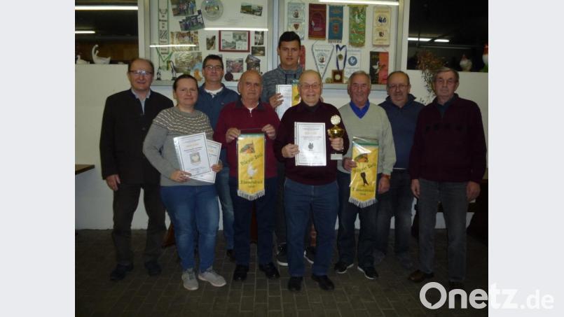 Ehrungen beim Gefügelzuchtverein (von links): Dritter Bürgermeister Hubert Blödt, Melanie Kupezki, Zweiter Vorsitzender Stephan Meiler, Josef Pirzer, Simon Bladek, Johann Scherer, Erich Graßler, Vorsitzender Josef Schlegl und Johann Fischer. Bild: egl