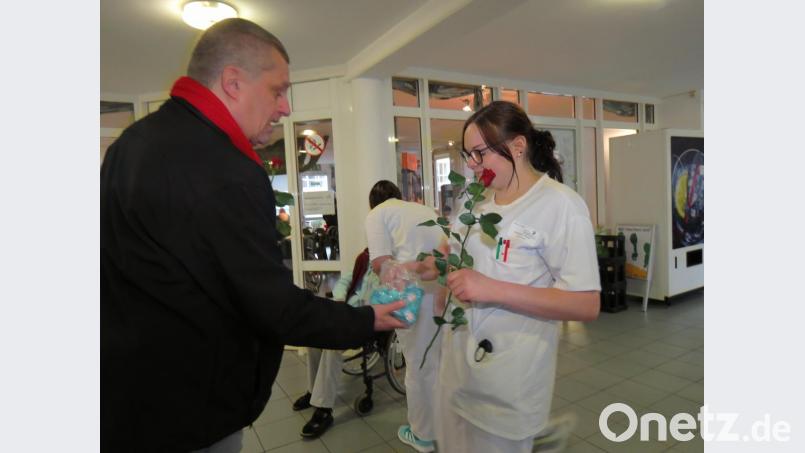 Der Regionalsekretär Peter Hofmann verteilt Rosen und kleine Süßigkeiten an die Pflegekräfte. Bild: ubb