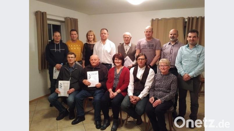 Ehrungen vergibt der ASV Schwend für treue Mitgliedschaft und ehrenamtlichen Einsatz über viele Jahre. Stehend von links Roland Jäger, Herbert Hubner, Bürgermeisterin Brigitte Bachmann, Thomas Nitzbon, Horst Ziesmann, Martin Nitzbon, Richard Geitner, Elmar Halk; sitzend von links Gerd Kölbel, Alfons Jäger, Barbara Söhnlein, Vorsitzender Thomas Melzer und Hannelore Nitzbon. Bild: ndt