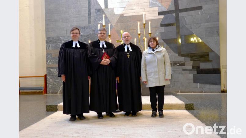 Stadtpfarrer Dr. Roland Kurz, Dekan Karlhermann Schötz (von links) und Gabi Müller (rechts) gestalteten den festlichen Gottesdienst, in dem sich Regionalbischof Dr. Hans-Martin Weiss (Zweiter von rechts) mit einer sehr persönlichen Predigt verabschiedete. Bild: cog