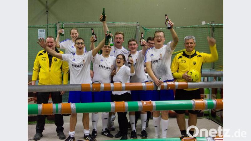 Am Ende war „Flying Hirschbach“ die Siegermannschaft der Kickergaudi in Etzelwang, nach 2017 bereits zum zweiten Mal. Die SVE-Vorsitzenden Klaus Strobel und Christoph Miszka (links und rechts) freuen sich über die Teilnahme von insgesamt neun Mannschaften und überreichen als Preise Bier, Sekt und Gutscheine an die Teams. Bild: csk