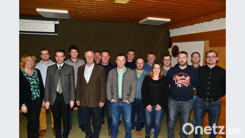 FU-Vorsitzende Sigrid Ziegler und CSU-Kreisvorsitzender Stephan Oetzinger (von links) freuen sich über die Übernahme der Ehrenämter in der CSU-Luhe durch Vorsitzenden Hans Anzer, den Stellvertretern Tobias Kick, Helena Hotek, Schatzmeister Peter Müller, Schriftführer Martin Kick (vordere Reihe von links) und den Beisitzern. Bild: bey