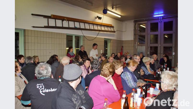 Reichlich Witze hörten die Teilnehmer beim unterhaltsamen Beisammensein im Feuerwehrhaus. Bild: mmj