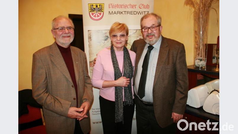 Egerer Bürgern lieh Günther Juba (rechts) seine Stimme. Als Ehrengast begrüßte Friedrich Haubner (links), Vorstandsmitglied beim Historischen Club, die tschechische Historikerin Marcela Brabačová. Bild: wro