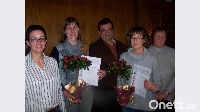 Dank für 25 Jahre Mitgliedschaft im Obst- und Gartenbauverein (von links): Gartenfachberaterin Michaela Basler, Jubilarin Monika Meidinger, Zweiter Bürgermeister Richard Leißner, Jubilarin Lisbeth Neidel und Vorsitzende Leni Knahn. Bild: rrd
