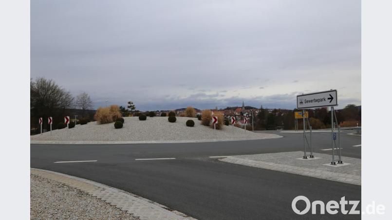 Der Kreisverkehr an der Ortseinfahrt ist das Erkennungsmerkmal für den Gewerbepark Erbendorf. Bild: rw
