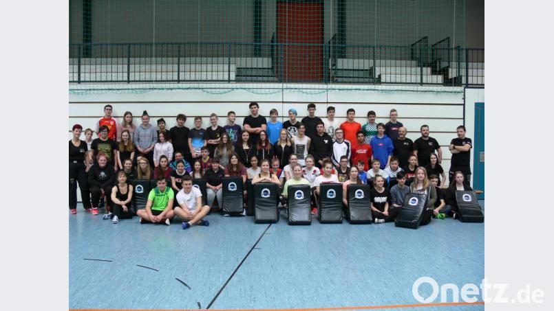 Die Schüler aus den Klassen 7 bis 10 gruppierten sich mit ihren Trainern nach den Übungen zum Erinnerungsbild. Bild: exb