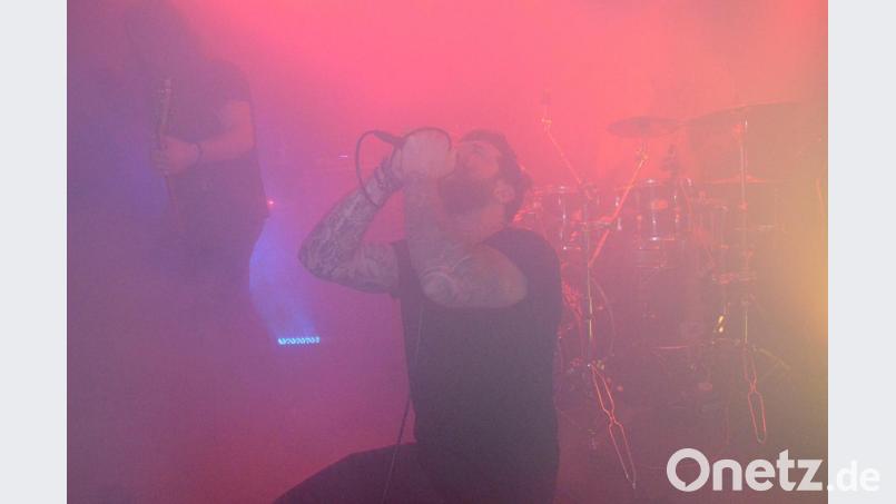 Kaum erkennbar: Der Frontmann von "False Crown". Bild: Kunz