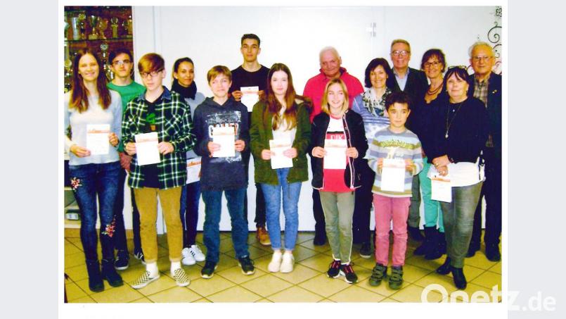 Seit 64 Jahren wirbt Martin Bäumler (hinten) bei den Bürgern der Stadt Weiden für den Erwerb des Sportabzeichens. Nun übergab er die letzten Sportabzeichen seiner langen Karriere als Prüfer. Aus gesundheitlichen Gründen gibt er diese Aufgabe ab. Bild: mbm