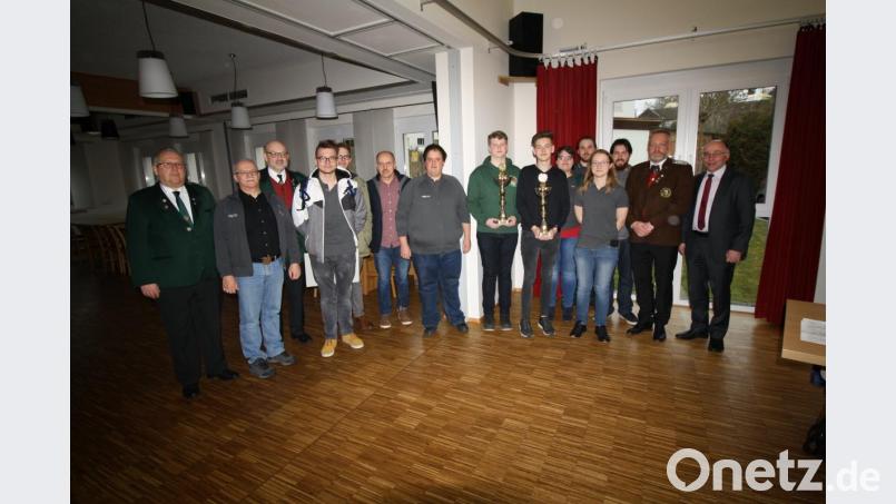 Erfreut über die Entwicklung der Nachwuchsförderung in den Schützenvereinen des Oberpfälzer Nordgaus zeigten sich Vizelandrat Albert Nickl, Bezirksschützenmeister Harald Frischholz, Gauschützenmeister Wolfgang Weiß und dritter Bürgermeister von Trabitz Albert Lober (Erster, Zweiter, Dreizehnter und Zehnter von rechts). Gaujugendleiter Sebastian Ludwig übergab die Jugendpokale an Thomas Dittrich und Maximilian Koos (Siebter bis Neunter von links). Gaujugendkassierin ist nun Regina Kick (Vierte von rechts). Bild: bjp