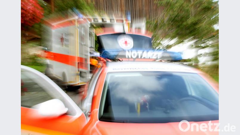 Vom Roten Kreuz muss die Seniorin ins Klinikum gebracht werden Symbolbild: exb