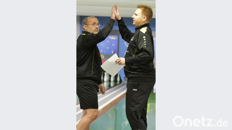 Gut gemacht! Wolfgang Häckl (links) und Mannschaftskapitän Michael Wehner erzielten mit jeweils 607 Holz Tagesbestleistung im Duell gegen Nibelungen Lorsch. Bild: Hubert Ziegler