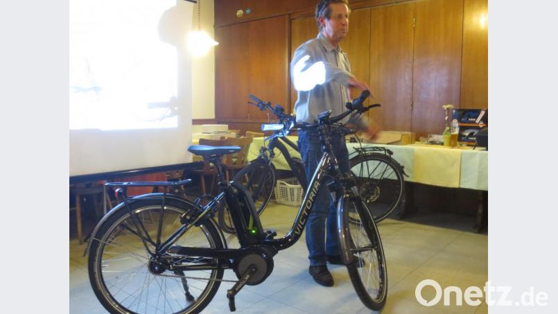 Radexperte Herbert Übelacker brachte zwei E-Bikes mit und stellte den Senioren die Elektrofahrräder vor. Bild: Christa Suttner