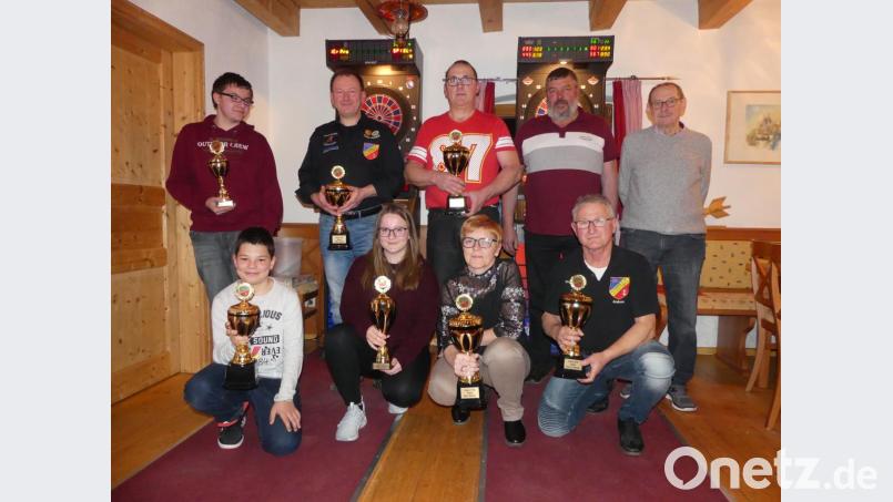 Theo Tschirschnitz und Josef Schreglmann (zweite Reihe von rechts) gratulierten (knieend, von links) Maximilian Miedel, Sabine Wolf, Heike und Andreas Buchner sowie (stehend, von links) Sandro Kurtze, Oliver Neidull und Robert Beck zu deren Erfolgen im Motorsport. Bild: rn