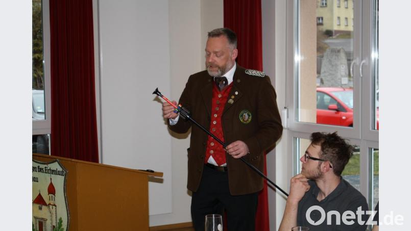Bezirksschützenmeister Harald Frischholz erklärte beim Gaujugendtag die Blasrohre, die im Oberpfälzer Nordgau künftig als Sportgeräte für Kinder und Jugendliche zur Verfügung stehen sollen. Bild: bjp