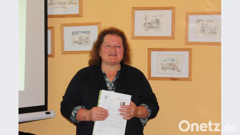 Kreisfachberaterin Heidi Schmid informierte über das Jahresprogramm des Kreisverbandes für Gar-tenbau und Landespflege Schwandorf und referierte in einem informativen Vortrag zum The-ma:“ Biologische Vielfalt beginnt im eigenen Garten“ Bild: frd Bild: frd