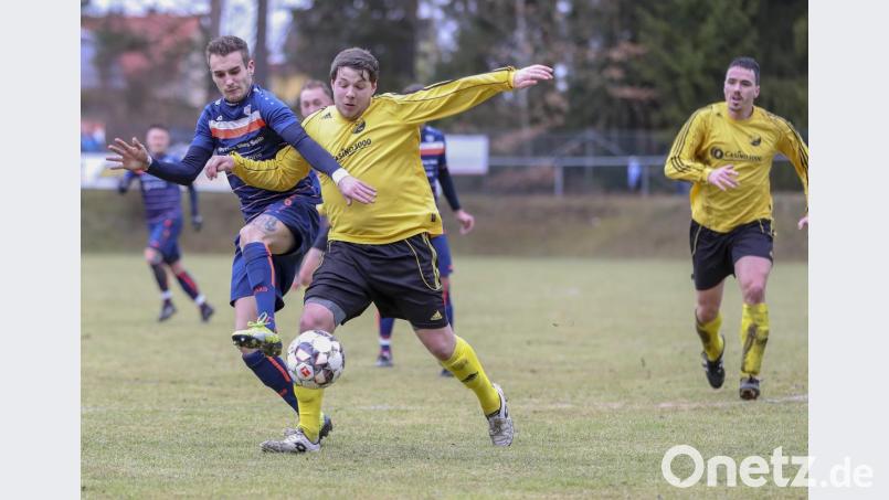 Der Selber Fabian Bösel (blaues Trikot) bedrängt Fabian Büttner vom FC Tirschenreuth. Mit 4:0 besiegte der Bezirksliga-Spitzenreiter den Gast aus dem Stiftland und verteidigte damit die Tabellenführung vor dem punktgleichen BSC Saas Bayreuth. Bild: exb