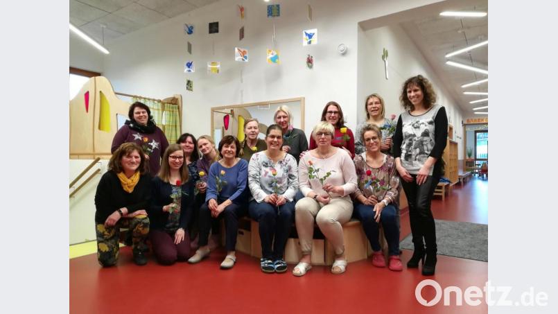 Die Mitarbeiterinnen im städtischen Kindergarten freuen sich über die Geste der DGB-Frauen. Rechts im Bild Sonja Hahn, links kniend Frieda Merkel. Bild: cs