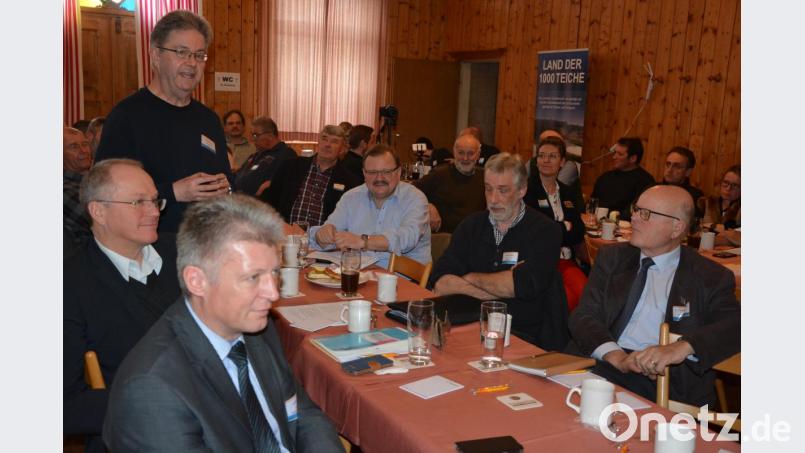 Hans Klupp (stehend) brachte sich in die Diskussion immer wieder ein und betonte den Standpunkt der Teich- und Fischereiwirte. Bild: jr