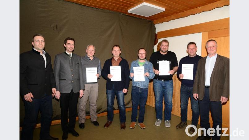 Norbert Wildenauer, bisheriger CSU-Ortsvorsitzender, CSU-Kreisvorsitzender Stephan Oetzinger MdL (von links) und der neue CSU-Ortsvorsitzende Hans Anzer (rechts) ehrten für die langjährige Treue zur CSU die Mitglieder Georg Wildenauer, Michael Knorr (beide 25 Jahre), Marco Schulze, Josef Kleber und Richard Braun (jeweils 15 Jahre, von links). Bild: bey