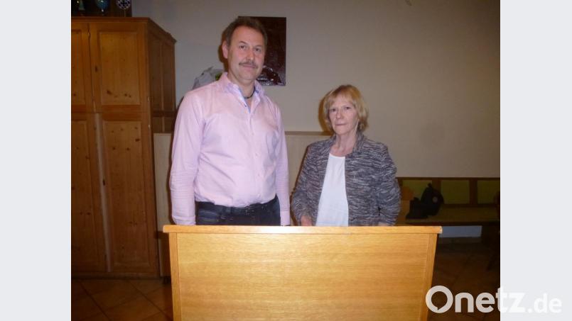 &quot;Der Garten macht glücklich und aus uns bessere Menschen&quot;, sagt Dorle Engels (rechts) im Bild mit Siedlerchef Horst Helgert. Bild: bk