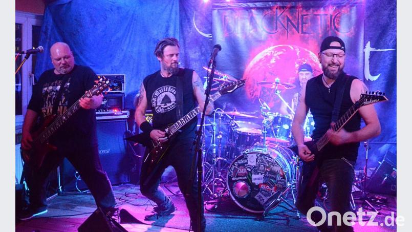 Die Amberger Heavy-, Thrash-, und Metal-Band „BlackNetiC“ mit ihren mehrstimmigen Gitarrenharmonien. Bild: Kunz