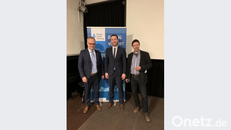 Dr. André Haller (Mitte) zeigte wissenschaftliche Ergebnisse zum Europawahlkampf auf. Stadtheimatpfleger Dr. Markus Lommer (rechts) und Karl Heinz Keil von der Hanns-Seidel-Stiftung begrüßten die Zuhörer und waren von ihrer Diskussionsfreude begeistert. Bild: exb