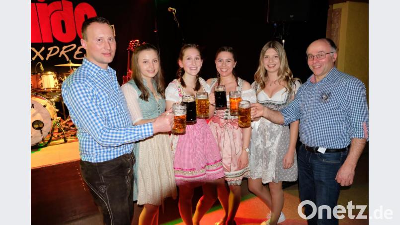 Bürgermeister Albert Nickl (rechts) und zweiter FC-Vorstand Andreas Wiesend (links) fühlten sich im Kreise fescher Mädels als Hähne im Korb. Bild: do