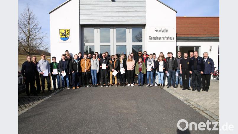 Die Teilnehmer mit den Funkausbildern unter der Leitung von Marco Götz (Zweiter von rechts) und den Feuerwehrführungskräften KBR Fredi Weiß (rechts) und KBI Christof Strobl (Dritter von rechts). Bild: egl