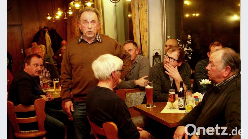 Heinrich Engelhardt (stehend) macht sich Sorgen um die Entwicklung von Neukirchen. Bild: Hirsch