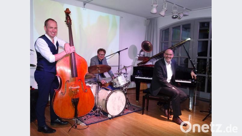 Drei, die ihren Job perfekt beherrschen: Bassist Matthias Küster, Schlagzeuger Dirk Engelmeyer und Pianist Frank Muschalle (von links). Bei ihrem Konzert in der Kulturscheune Elbart ernten sie stehende Ovationen und spielen deswegen geschlagene drei Stunden lang. Bild: Wolfgang Houschka
