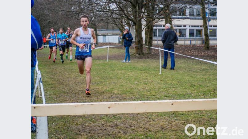 Maximilian Zeus (vorne) absolvierte bei der deutschen Crosslauf-Meisterschaft ein beherztes Rennen. Mit dem 13. Platz sicherte er die Mannschafts-Goldmedaille für die LG Telis Finanz Regensburg ab. Bild: zeu