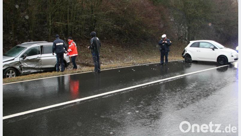 Nach dem Zusammenstoß landete eines der Fahrzeuge im Straßengraben. Bild: wro