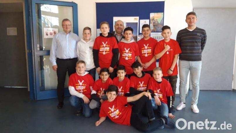 Das Team der Dreifaltigkeitsschule setzte sich bei den Mittelschulen durch. Mit im Bild: Schulleiter Udo Leitz (links), Betreuer Thomas Gebele (Mitte) und Konrektor Florian Fuchs (rechts). Bild: gel
