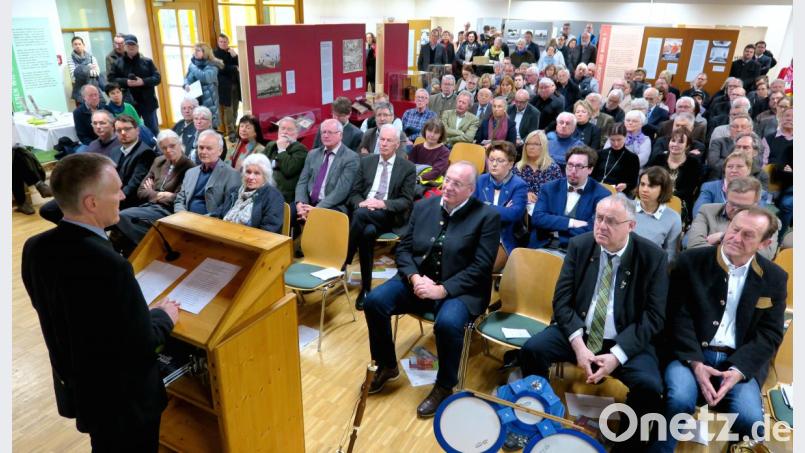 Zahlreiche Besucher kamen am Samstag zur Saison- und Ausstellungseröffnung ins Freilandmuseum Neusadth-Perschen. Am Rednerpult steht Ministerialrat Friedrich Nebl. Bild: Hirsch