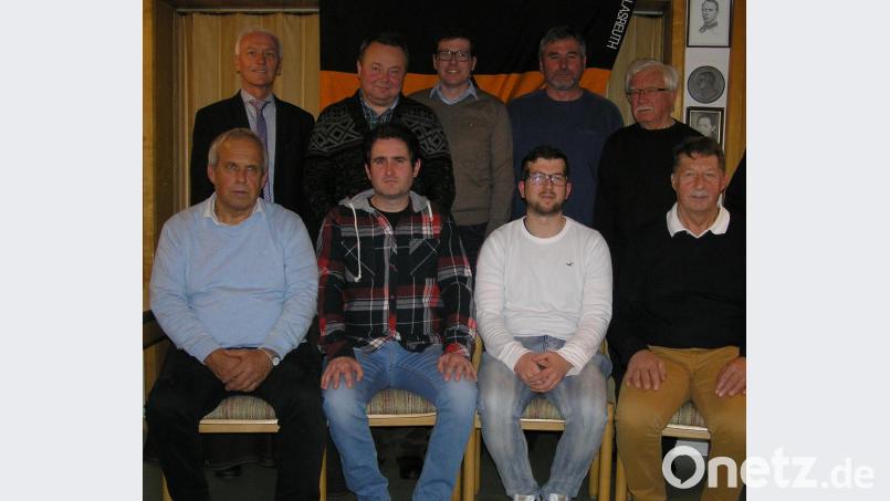 Walter Pirner, sein Stellvertreter Benedikt Heindl, Kassier Max Übelmesser und Schriftführer Josef Hösl (vorne von links) führen die Kolpingsfamilie Riglasreuth. Neusorgs Bürgermeister Peter König und Präses Josef Waleszczuk beglückwünschen sie zur Wahl, ebenso die Beisitzer Stefan König und Herbert Koller sowie Kassenprüfer Josef Märkl (hinten von links). Bild: öt