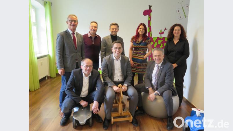 Bürgermeister Werner Nickl (links), Leiterin Jessika Wöhrl-Neuber sowie die Mitarbeiter Kerstin Graf (hinten Vierte und Fünfte von links) und Herbert Kusche stellen Abgeordnetem Tobias Reiß (hinten, Zweiter und Dritter von links) , Roman Schäffler, Christian Doleschal, Roland Grillmeier (vorne von links) und das Familienzentrum Mittendrin vor. Bild: jzk