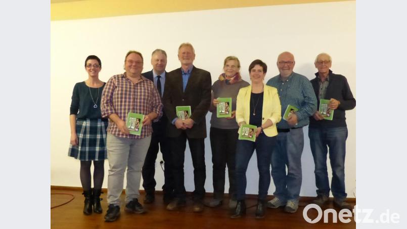 Die Teilnehmer am Jugendwettbewerb mit Vorsitzendem Richard Reisinger (Dritter von links) und Gartenfachberaterin Michaela Basler (links). Bild: fm