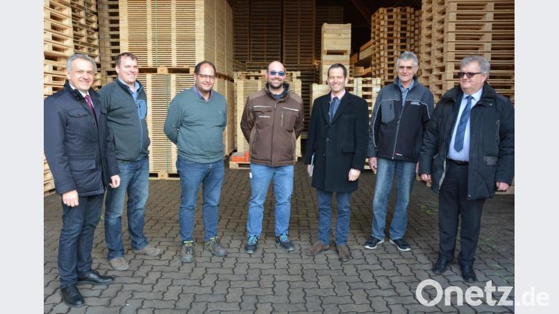 CSU-Politiker besuchten die Firma Weck in Königshütte und suchten den Meinungsaustausch mit der CSU Leonberg. Mit dabei waren (von links) stellvertretender CSU-Kreisvorsitzender Roland Grillmeier, Martin Teubner, CSU-Ortsvorsitzender Max Zintl, Johannes Kirchner, MdB Albert Rupprecht sowie die CSU-Gemeinderäte Alois Männer und Peter Haberkorn. Bild: jr