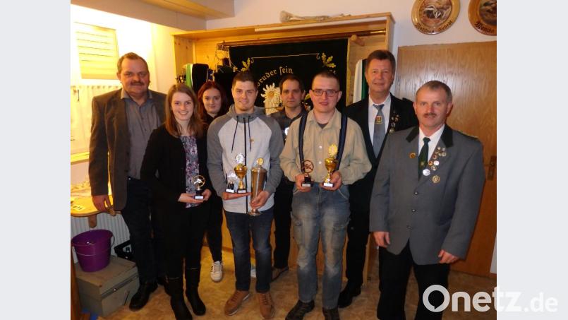 Von links Zweiter Bürgermeister Michael Schedl, Cornelia Schedl, Lena Schedl, Matthias Schedl, Thomas Schedl, Alois Seitz, Erster Gauschützenmeister Manfred Zölch, Erster Schützenmeister Josef Schedl. Bild: exb