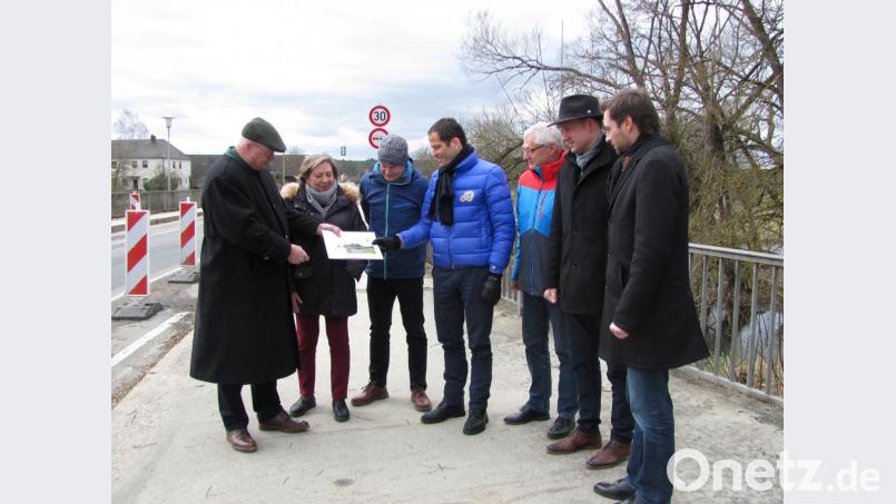 Amtsleiter Henner Wasmuth (links) vom Staatlichen Bauamt Amberg Sulzbach gibt Mdl Stephan Oetzinger (rechts), MdB Albert Rupprecht (Mitte) sowie Bürgermeister Richard Kammerer (Zweiter von rechts), Stellvertreterin Rita Steiner (Zweite von links) und drittem Bürgermeister Johann Gurdan (Dritter von rechts) Auskunft, wie es mit dem Brückenbau weitergeht und wann mit dem Neubau gerechnet werden kann. Bild: sei