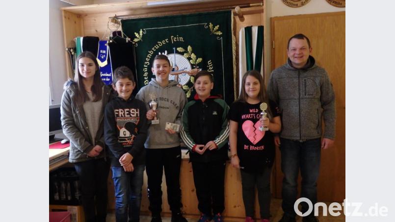 Ausgezeichnet werden auch die Sieger des Jugendpokalschießens. Von links Jessica Hecht, Jonas Friedl sowie Jason, Justin und Tanisha Zölch mit Sportleiter Rainer Schmidkonz. Bild: exb