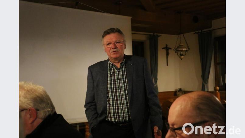 Hannes Hübner stellt die Initiative zum Erhalt des alten Schlachthauses in Oberbibrach vor. Bild: flk