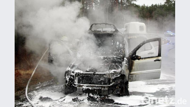 Der völlig ausgebrannte Mercedes. Bild: jma