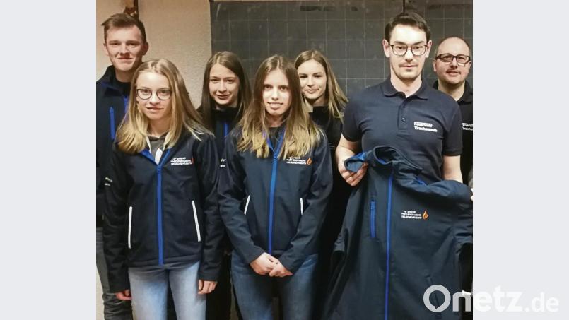 Über eine neue „Ausgehuniform“ freuen sich die Mitglieder der Jugendfeuerwehr der Kreisstadt. Die Anschaffung war auch dank der Unterstützung von Firmen möglich. Im Bild (von links) Jugendsprecher Paul Kasseckert, Sophie Keller, Julia Bäuml, stellvertretende Jugendsprecherin Nina Häring, Agnes Neuner, Jugendwart Sebastian Wiedemann und Kommandant Matthias Haulena. Bild: exb